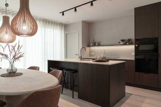 Deze parkwoning (lot 30) gelegen in het nieuwbouwproject ‘Wonen aan het park’ in Kuurne bestaat uit 3 verdiepingen. De oppervlakte van het perceel is 175 m².<br /><br />Op het gelijkvloers krijg je een ruime inkom met apart toilet en trap. In de open en lichtrijke leefruimte is er een zithoek, eethoek en open keuken. Via de keuken kom je in een berging/wasruimte. De woning beschikt op het eerste verdiep over 3 slaapkamers, een aparte toilet en ingerichte badkamer met bad, douche en een dubbele lavabo. Op het tweede verdiep is er een extra ruimte die kan ingericht worden als extra slaapkamer, bureau, hobbyruimte,…<br /><br />Ook is er een terras van 26 m² dat uitkijkt op de tuin. Er is een aparte carport op het einde van de zuidwest georiënteerde tuin. Deze woning vormt de ideale gezinswoning, rustig gelegen in een kindvriendelijke woonbuurt en groene omgeving. De interieurbeelden zijn van de gelijkaardige kijkwoning ernaast en ter illustratie van de mogelijkheden.<br /><br />In dezelfde straat kan je de kijkwoning (lot 27) bezoeken die kan inspireren over hoe deze woning er voor jou kan uitzien. Ontdek de kijkwoning via <strong>www.dumobil.be/nl/woonprojecten/kijkwoningen/moderne-kijkwoning-kuurne</strong>. Bouwadviseur Sam: 0483/21.01.33 | sam@dumobil.be | Bekijk nog meer info op: <strong>www.dumobil.be/nl/woonprojecten/projecten/kuurne-harelbeke-5-parkwoningen</strong>