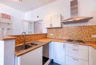 !!! OPENDEURDAG OP WOENSDAG 23/09 VAN 17U TOT 18U30 !!!Uitstekende ligging in het hart van Elsene, direct aan het zeer gewilde Fernand Cocq-plein: een licht appartement van ± 92 m², gelegen op de 1e verdieping aan de achterzijde van een klein, onlangs opgesplitst familiegebouw.<br />Enkele van de vele pluspunten: lage lasten, elektrische installatie voldoet aan de voorschriften. EPC: E. Raming lasten: 20 €/maand (verzekering, elektriciteit, brandpreventie). Verplichte verhuur moet worden nageleefd. Momenteel verhuurd voor 1.000 €/maand, inclusief kosten.<br />Een comfortabel, licht appartement op een bijzonder gewilde locatie, vlakbij winkels, restaurants, openbaar vervoer en alle voorzieningen van Elsene. Een zeldzaam object op de markt, ideaal zowel voor eigen bewoning als voor een kwaliteitsvolle investering. Ontdek het nu meteen!<br /><br /><span>1e verdieping aan de achterzijde</span> (aandelen 100/1000)<br />
<ul>
<li>Entreehal met apart toilet en berging</li>
<li>Woonkamer met open keuken van ± 40 m²</li>
<li>Slaapgedeelte</li>
<li>Slaapkamer van ± 14 m²</li>
<li>Kantoor van ± 14 m²</li>
<li>Doucheruimte</li>
</ul>
