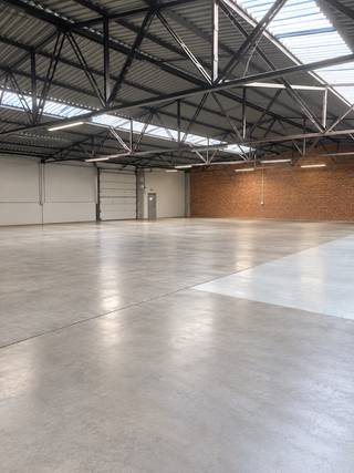 <p><span>Vaste espace de stationnement intérieur disponible à la location. Idéal pour le stationnement ou le stockage de véhicules. Une excellente opportunité pour les entreprises et les professionnels à la recherche d'un grand espace couvert.</span></p>