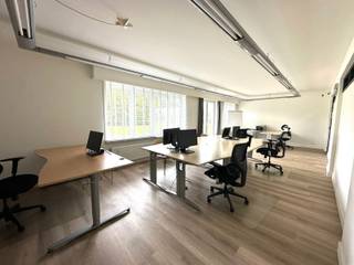 Instapklaar kantoor met terras en parking in hartje EdegemAan de Boniverlei 170 in Edegem vinden we dit volledig gerenoveerde handelspand/kantoor,...