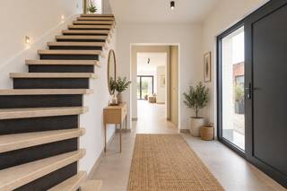 Instapklare, halfopen woning met 5 slaapkamers, 2 badkamers, bureau, tuin, volledig ingerichte keuken, ruime wasplaats... (vloerverwarming, energielabel B, zonnepanelen....).<br />De foto's werden via AI bewerkt maar enkel voor de inrichting, de ruimtes en vaste elementen werden waarheidsgetrouw weergegeven.