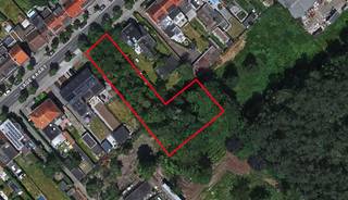 In de residentiële en rustige omgeving van de Lage Kaart in Brasschaat bieden wij, in samenwerking met Covast, deze centraal gelegen bouwgrond aan...