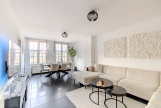 Instapklaar dakappartement in kleinschalig gebouw van 2 entiteiten met 2 slaapkamers, parking en berging. Ideaal voor zowel eigen bewoning als investering! <br /><br />Indeling: inkomhal; apart toilet; gezellige en lichtrijke woonkamer; volledig geïnstalleerde keuken voorzien van de nodige toestellen; betegelde badkamer bevat douche, lavabo en aansluiting voor WM/DK; 2 slaapkamers. <br /><br />Gelijkvloers is er een privatieve parking (voor de garage), alsook één gedeelte van de garage inclusief in de vraagprijs. <br /><br />Algemeen: <br />- Plat dak wordt vernieuwd november 2026 + is reeds betaald door verkoper (zal vochtprobleem oplossen!) <br />- Ramen + vliegenramen vernieuwd in 2024 en 2025 <br />- Elektriciteit conform <br />- Geen gemeenschappelijke kosten <br />- EPC label B na werken<br /><br />Bekijk zeker de 360° rondgang via onze website (+ mogelijkheid tot opmeten en ontmeubelen).<br />Alle attesten zijn beschikbaar onderaan op onze website. <br />Voor meer info of een bezoek: 0472 22 22 44 of thanee@solittvastgoed.be.