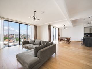 Op de Louizalaan, in hartje Brussel, in een volledig gerenoveerd gebouw, aanbiedend een conciërge, gestoffeerd appartement gelegen op de...