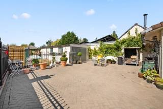 Deze charmante halfopen bebouwing in Zoutleeuw biedt een comfortabele en ruime woonomgeving voor het hele gezin. Met een bewoonbare oppervlakte van 163,60 m² geniet u van een praktische indeling en voldoende leefruimte. De woning beschikt over drie slaapkamers en twee badkamers, ideaal voor gezinnen die op zoek zijn naar comfort en privacy. De tuin rondom de woning biedt een rustige en groene plek om te ontspannen of samen met familie en vrienden van het mooie weer te genieten. Daarnaast is er een ruime garage aanwezig, perfect voor het veilig stallen van uw auto of het opbergen van fietsen en tuinmateriaal. Ook zijn er in totaal zes parkeerplaatsen beschikbaar, wat extra gemak biedt voor bewoners en bezoekers. Het perceel heeft een oppervlakte van 426 m² en combineert een ideale ligging met veel privacy. Deze woning is een uitstekende keuze voor wie op zoek is naar een praktische en comfortabele gezinswoning in een rustige en aangename buurt van Zoutleeuw. Dankzij de goede indeling en de aanwezigheid van diverse extra’s, zoals de tuin, garage en parkeerplaatsen, biedt dit pand volop woongenot.