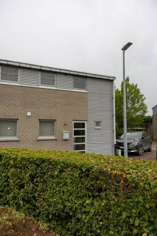 Bent u op zoek naar een functionele woning met een uitstekende ligging? Dan is deze instapklare woning in Vorselaar zeker een bezoek waard.<br /><br />De woning is gelegen in een doodlopende, rustige straat, op wandelafstand van winkels, lokale horeca, scholen en openbaar vervoer. Tegenover de woning is er een grasveldje waar de kinderen zich kunnen uitleven.<br /><br />Op het gelijkvloers vind je een apart gastentoilet,een berging (met aparte douche), living en keuken.<br />Op de eerste verdieping zijn er 3 volwaardige slaapkamers, een badkamer en een apart toilet.<br /><br /><br />De woning is goed onderhouden en instapklaar. De woning beschikt over aluminium buitenschrijnwerk en wordt verwarmd via een hoogrendement gasketel (2019). Ook het dak werd reeds geïsoleerd.<br /><br />Buiten geniet u van een verzorgde tuin met een sfeervolle (recent geplaatste) overkapping met daarin een afgewerkte tuinberging. Een bijkomende troef is de praktische zijtoegang naast de woning. Hierdoor kunnen fietsen/vuilnisbakken eenvoudig van en naar de tuin worden gebracht zonder door de woning te moeten passeren.<br /><br />Extra's:<br />- CV op gas<br />- EPC label C, 216kWh/m² jaar, geen renovatieplicht<br />- Elektriciteit nog niet gekeurd