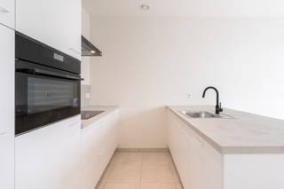 *IN OPTIE* Dit recente 2-slaapkamerappartement is gelegen op de eerste verdieping en biedt een aangename, lichtrijke leefruimte met open, volledig geïnstalleerde keuken. Aansluitend is er een mooi terras waar het fijn vertoeven is. Verder beschikt het appartement over een badkamer met inloopdouche en dubbele lavabo, een praktische berging en een apart toilet.<br /><br />Het appartement is energiezuinig (BEN) en uitgerust met individuele zonnepanelen, een geothermische warmtepomp, vloerverwarming en vloerkoeling, wat zorgt voor een hoog wooncomfort en een laag energieverbruik.<br /><br />In de ondergrondse verdieping is er een private berging en er is mogelijkheid tot parkeren achteraan het gebouw. Ook een fietsenberging en vuilnisruimte zijn voorzien.<br /><br />troeven:<br />- geschilderd<br />- inclusief verlichting <br />- zonnig terras<br />- parkeerplaats<br />- kelderberging<br /><br />Een comfortabel, instapklaar en duurzaam appartement op een centrale locatie in Mariaburg-Brasschaat.<br /><br />Interesse? info@neonvastgoed.be of 03/336.88.88