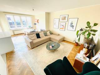 <strong>Prachtig vernieuwd appartement aan het Sint-Pietersstation</strong><br />📍 Koning Albertlaan 34, 9000 Gent<br />💶 Huurprijs: €950 + €120 provisie/maand<br />📅 Vrij vanaf 1 juni 2026 (mogelijk reeds vanaf 1 mei 2026)<br /><br />Dit prachtig vernieuwde appartement bevindt zich op de 5e verdieping van Residentie Capri, op wandelafstand van het Sint-Pietersstation, en biedt alle modern comfort.<br /><br /><strong>Indeling:</strong>
<ul>
	<li><span>Inkomhal met ingebouwde vestiaire</span></li>
	<li><span>Ruime en lichtrijke living met gashaard en eiken visgraatparket (voorzien van elektrische zonnewering)</span></li>
	<li><span>Volledig vernieuwde keuken met eiland, uitgerust met alle toestellen: dampkap, kookplaat, vaatwasser, oven, combi-oven, koelkast en diepvries</span></li>
	<li><span>Terrasje met aangename avondzon</span></li>
	<li><span>Ruime slaapkamer met elektrische zonnewering</span></li>
	<li><span>Moderne douchekamer met grote inloopdouche, lavabo en spiegelkast</span>, hangtoilet en string-rek</li>
</ul>
Daarnaast beschikt het appartement over een individuele kelderberging en is er een lift aanwezig in het gebouw.<br /><br /><strong>Profiel huurder:</strong><br />We zijn op zoek naar een rustige en zorgzame huurder of een koppel dat het appartement met respect zal bewonen.<br /><br /><strong>Troeven:</strong><br />✔ Zeer lichtrijk<br />✔ Uitstekende ligging nabij station en voorzieningen<br />✔ Hoogwaardig afgewerkt<br />✔ Instapklaar<br /><br />De maandelijkse provisie van €120 omvat de algemene kosten én het individueel verbruik van verwarming.<br /><br />📄 Contract: 3/6/9 jaar – domicilie verplicht<br /><br />📩 Bezoeken enkel op afspraak via: tine@tvevastgoed.be<br /> 