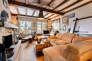 RESIDENTIEEL gelegen bevindt zich deze tijdloze VILLA met 4 SLAAPKAMERS en ZONNIGE TUIN! Tot. grondopp. 837m2. Deze ruime, op te frissen...