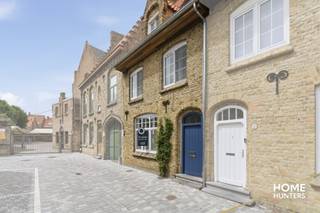 In het historische centrum van Diksmuide bevindt zich deze prachtige vastgoedtopper. Deze charmante woning werd volledig gerenoveerd met...