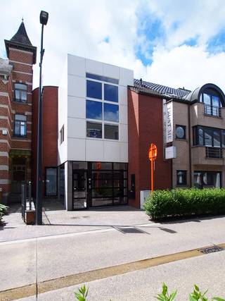 Prachtig duplex appartement te huur in het centrum van Begijnendijk. Zeer goed onderhouden en ruim. Omvattende: Woon-/eetkamer, keuken, zeer groot terras, badkamer, toilet, 2 slaapkamers en een berging. <br /><br />Het appartement heeft een eigen inkomhal. <br /><br />Openbaar vervoer en winkels in de directe nabijheid. <br /><br />De gemeenschappelijke lasten zijn inclusief de huurprijs. <br /><br />Het appartement is beschikbaar vanaf 01/06/2026.<br /> 
