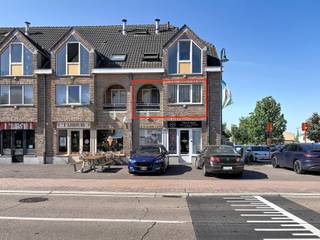 Welkom in op de Kaulillerweg te Bocholt.<br /><br />Het appartement ligt op de eerste verdieping, er is een lift aanwezig.<br /><br />De inkomhal die zeer centraal gelegen is geeft toegang tot alle ruimtes. Zowel de woonkamer, badkamer, slaapkamer en toilet kan u via hier bereiken. De keuken sluit aan op de woonkamer, waar je ook het terrasje terug zal vinden. <br /><br />Het appartement is recent volledig gerenoveerd. De eigenaar heeft dit met veel zorg en oog voor detail gedaan. Zo zijn er reeds lamellen en verlichting voorzien in alle ruimtes.<br /><br />In de kelder heb je nog plaats om je auto te parkeren en is er nog een kelderberging voorzien.<br /><br />VRIJ VANAF 01 OKTOBER 2026<br />GEMEENSCHAPPELIJKE KOSTEN: € 75,-.<br /><br />Wil je graag in Bocholt (blijven) wonen? Neem gerust contact op via ERA IMPACT. Jessica helpt je graag verder.
