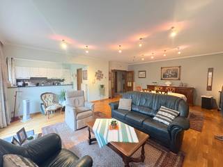 <p><strong>Oostkamp - Ruim appartement met 3 slaapkamers en garage</strong><br /><br />Ontdek dit aangename appartement in Oostkamp, ideaal voor wie op zoek is naar ruimte en comfort op een gunstige locatie. Met <strong>3 slaapkamers</strong>, een <strong>ruime berging</strong> en een <strong>garage</strong> biedt dit appartement alles wat u nodig heeft voor comfortabel wonen. Dankzij de <strong>goede ligging</strong> nabij winkels, een mooi plein en belangrijke verbindingswegen is dit een ideale woonst voor gezinnen of wie net dat tikkeltje extra ruimte zoekt.</p>
<strong>Indeling:</strong><br />Inkom, afzonderlijk toilet, 3 slaapkamers, badkamer, bergruimte, open leefruimte, keuken en terras<br /><br /><u>Extra:</u> Garage + ruime berging<br /><br /><strong>Troeven:</strong><br />- Goeie ligging<br />- 3 slaapkamers<br />- Garage<br />- Gasketel recent vernieuwd