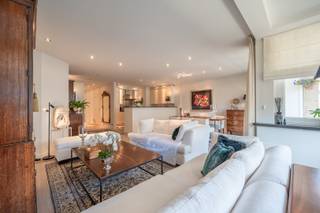 Instapklaar appartement met zijdelings zeezicht, op een boogscheut van het strand en het Rubensplein.Op de 3e verdieping van de stijlvolle residentie...