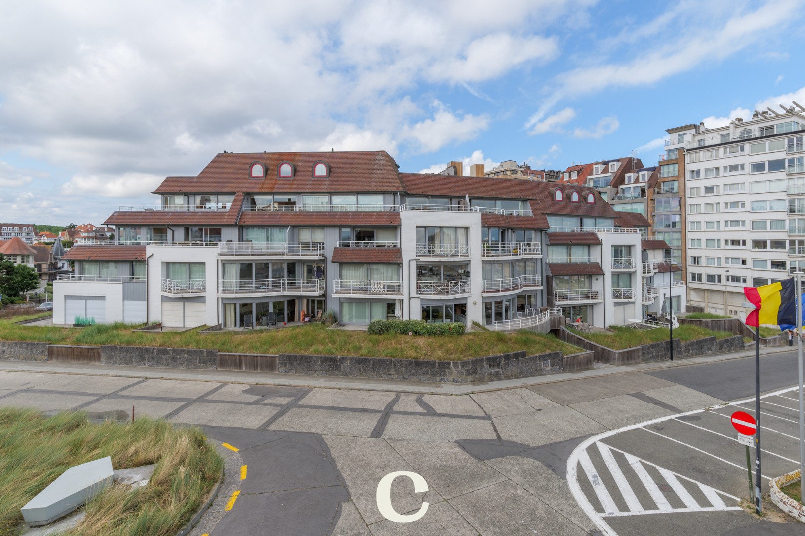 Discrete verkoop: appartement gelegen in residentie Long Beach, met spectaculair frontaal zeezicht en verlengde van kustlijn richting Rubensplein. - photo 1
