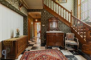 Bezoek deze bijzonder ruime en stevig gebouwde villa op een centrale ligging. De woonst bestaat uit een imposante inkomhall, bureauruimte of...