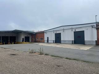 Magazijn van 1.475 m² te huur op een uitstekende locatie. De site biedt een vlotte verbinding naar de E17 en het centrum van Sint-Niklaas ligt vlakbij. De opslagruimte is voorzien van een sectionale poort, overdekte laadkades, grote lichtstraten en warmeluchtblazers. Afhankelijk van de noden kan de oppervlakte flexibel aangepast worden en bestaat bovendien de mogelijkheid om bijkomende kantoorruimtes te huren. Voor het gebouw zijn ruime parkeermogelijkheden voorzien.<br /><br />Het pand is onmiddellijk beschikbaar! <br /><br />Bij interesse, contacteer Structura.biz voor een bezoek ter plaatse!