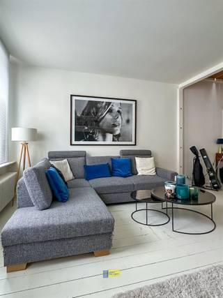 <p><span>Woning met atelier/garage in Oud-Berchem</span></p><p><span>Een piece unique in een tuinstraat! Kippenvel! Wonen, werken en hobby lopen naadloos door elkaar of kunnen autonoom worden gebruikt. </span></p><p><span>Via de garagepoort komen we in een casco ruimte, momenteel een atelier, autostaanplaats mogelijk. Achteraan het perceel is er vervolgens een volgende polyvalente ruimte, welke met een steektrap verbonden is met de eerste verdieping. Een plek van rust en licht!</span></p><p><span>In de voorbouw vinden we de woning met op de eerste verdieping een ruime leefruimte met keuken. Een terras verbindt de woning met de atelier in de achterbouw. Vooraan de eerste verdieping is er nog een extra zithoek. Op de tweede verdieping vinden we vervolgens twee slaapkamers vooraan en een derde slaapkamer met terrasje achteraan. Een tussenkamer kan vrij worden ingevuld. De geïnstalleerde badkamer bevindt zich achteraan dit verdiep.</span></p><p><span>Kleine kelder aanwezig. Laat je verder onderdompelen via de foto's en maak een afspraak!</span></p><p><span> </span></p><p><span>Voor meer informatie: <span>www.immodelaet.be</span></span><span> </span></p><p><span>Interesse in GRATIS SCHATTING van uw eigendom? Contacteer ons! 03/644.00.88 – <span>info@immodelaet.be</span></span><span> </span></p><p><span> </span></p>