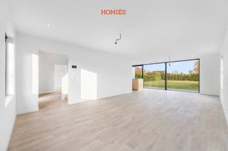 Deze luxueus afgewerkte woning bevindt zich in Herent, op een vlot bereikbare locatie nabij winkels en scholen. De woning combineert...