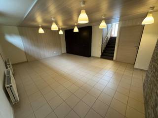 Vous recherchez la base idéale pour votre bureau, votre profession ou votre magasin ? Ce bâtiment commercial est stratégiquement situé le long de la rue animée Baron Ruzettelaan à Assebroek. Grâce à une excellente visibilité et à une accessibilité facile, votre entreprise bénéficiera d'une visibilité maximale ici !Espace de bureau spacieux (120 m²) : réparti de manière fonctionnelle sur différents étages. Cela offre de nombreuses options pour créer une réception séparée, des salles de réunion discrètes ou des bureaux séparés.Stockage supplémentaire (45 m²) : Un sous-sol très spacieux, parfait comme espace d'archivage ou de stockage pour votre stock ou votre matériel.Le bâtiment est équipé d'un chauffage central au gaz et dispose d'un système de climatisation pour garantir un climat de travail agréable même pendant les chaudes journées d'été.Il y a une confortable cour privée à l'arrière. À l'avant, le bâtiment dispose d'un jardin, idéal pour placer confortablement des vélos pour vous ou votre clientèle.Caution locative : 3 mois de loyer.Taxe foncière : à la charge du locataire (facilement déduite sur la base de la facture fiscale annuelle réelle).Services publics : Totalement indépendants grâce à nos propres guichets pour les contrats de consommation (eau, gaz, électricité). Vous choisissez vos fournisseurs.En bref : un bâtiment prêt à emménager, stratégiquement situé et offrant une gamme d'options.Intéressé ? Contactez-nous dès aujourd'hui pour plus d'informations ou pour planifier une visite !