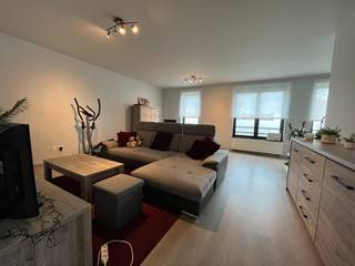 Dit moderne en instapklare appartement met twee slaapkamers in Kessel-Lo biedt comfortabele woonruimte op een uitstekende locatie. Het appartement is gelegen nabij het Centraal Station van Leuven en op slechts 500 meter van het Baron August de Becker Remyplein, waar diverse eet- en ontspanningsmogelijkheden te vinden zijn. Het stadscentrum van Leuven bevindt zich op minder dan een kilometer afstand, terwijl het Provinciaal Domein in Kessel-Lo gemakkelijk te voet bereikbaar is. Bovendien is  de verbinding met zowel de E40/E314 als de ring rond Leuven optimaal.<br /><br />Gelegen op de tweede verdieping en bereikbaar via lift of trap. Het appartement bestaat uit een inkomhal, ruime woonkamer, goed uitgeruste open keuken, berging met wasmachine/droogkast aansluiting, apart toilet, twee achtergelegen slaapkamers, badkamer en zonnig terras.<br />Een ruime kelder en een inbegrepen autostaanplaats in de P1 parking van het Leuven station voegen extra gemak toe. Fietsen kunnen veilig worden gestald in de gemeenschappelijke fietsenstalling.<br />De lichtarmaturen behoren tot het appartement. <br /><br />Hat appartement is beschikbaar vanaf 1 september 2026 en de maandelijkse huurprijs bedraagt € 1200 + € 100 gemeenschappelijke kosten. De nutsvoorzieningen zijn voor eigen rekening, maar met een EPC-score A is dit appartement zeer energiezuinig! Dit appartement is beschikbaar voor een huurcontract van lange termijn, wat stabiliteit biedt voor langdurige bewoning.<br /><br />Kortom : een geweldige kans om comfortabel en handig te wonen in een levendige omgeving.<br /><br />Interesse in een bezichtiging ter plaatse? Wees er dan snel bij en maak een afspraak via onze online agenda! Voor meer informatie, kan u ons ook steeds telefonisch bereiken via het nummer 016 23 90 81, wij zijn elke weekdag telefonisch bereikbaar tussen 10u en 13u. 