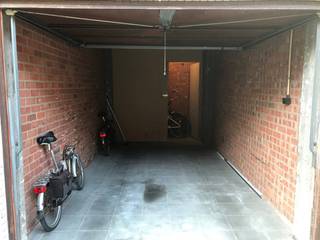 Ruime garage van 20 m², gelegen op een strategische locatie met onmiddellijke en makkelijke toegang vanaf een invalsweg. Deze garage is vlot bereikbaar en uiterst praktisch in gebruik.<br /><br />Naast de parkeerruimte is er een aparte fietsenberging, ideaal voor wie extra opslagruimte zoekt of vlot de fiets wil nemen zonder de wagen te verplaatsen.<br /><br />Perfect voor wie op zoek is naar veilige en goed bereikbare opslag, een handige parkeerplaats dicht bij huis of werk, of een slimme investering met verhuurmogelijkheden.