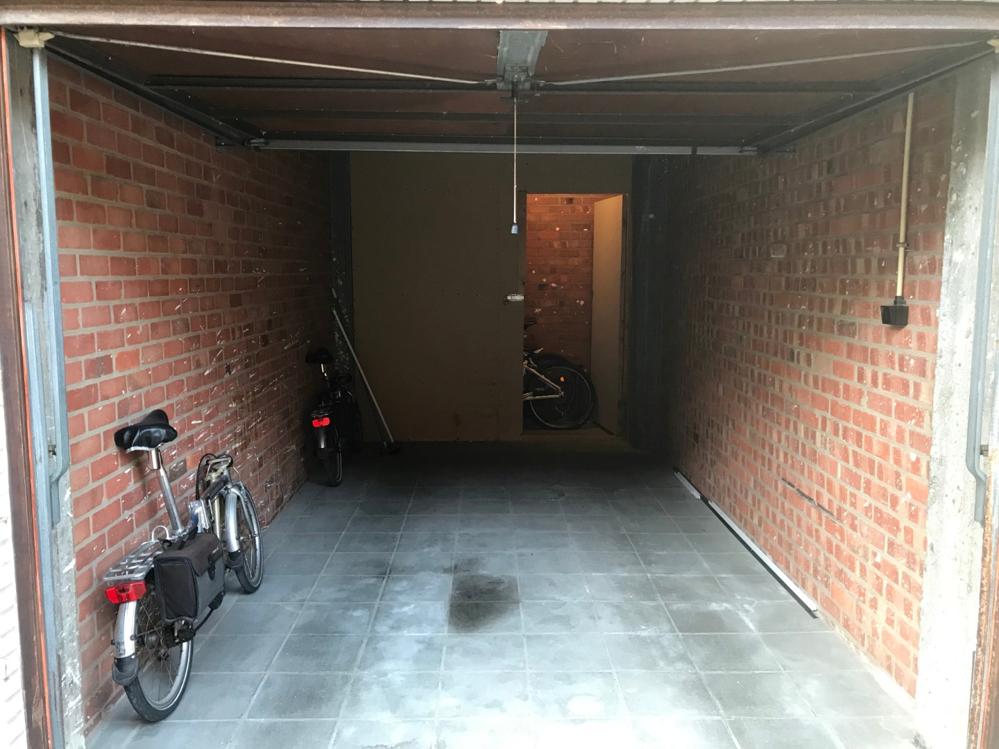 Ruime garage met aparte fietsenberging – vlot bereikbaar - foto 1