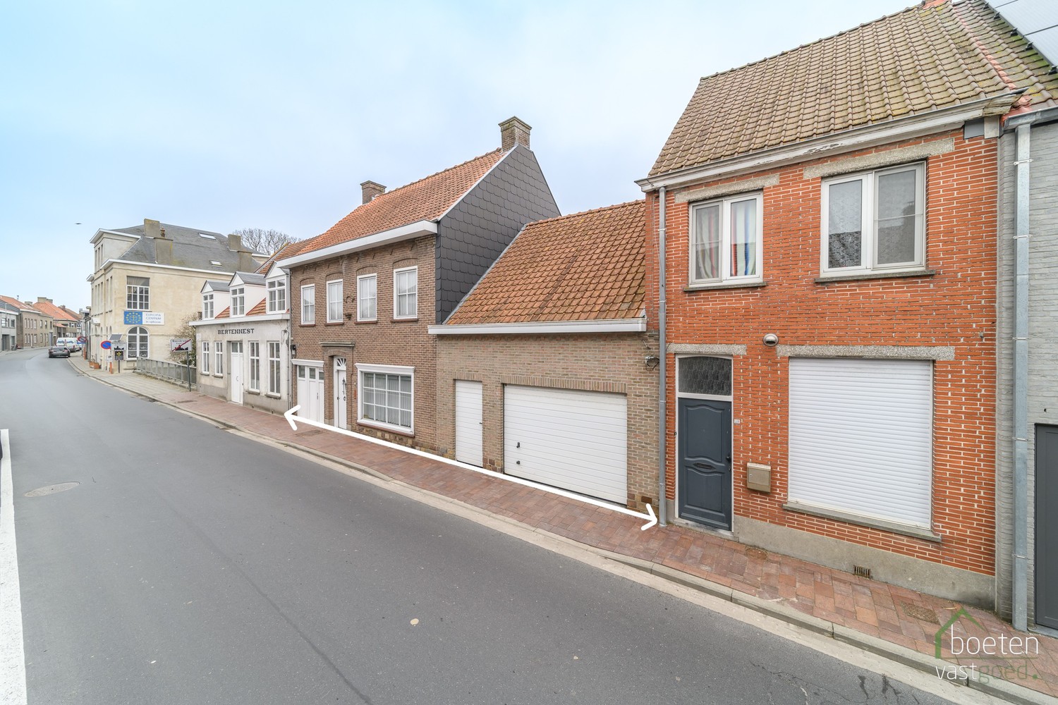ROESBRUGGE: Ruime maar te moderniseren rijwoning met 4 slpks., grote garage en gezellige tuin op 492m² grondopp. - foto 2