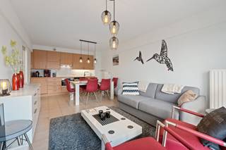 <p>Te koop: verzorgd appartement in Koksijde, centraal maar toch rustig gelegen, met een ruim terras en mooi open zicht.</p>
<p> </p>
<p>Dit appartement, gebouwd in 1996 en recent gerenoveerd, bevindt zich in een residentiële villawijk nabij openbaar vervoer. Dankzij de centrale ligging geniet u van alle voorzieningen op wandelafstand, terwijl de rustige omgeving zorgt voor een aangename woonervaring. Het ruime terras biedt een prachtig vrij uitzicht, ideaal om te ontspannen na een drukke dag. De indeling is praktisch en licht, waardoor het appartement meteen instapklaar is.<br />Dit appartement wordt gemeubeld verkocht. <br />extra Bergruimte op het gelijkvloers! </p>
<p> </p>
<p>Belangrijkste ruimtes:<br />• Living met veel lichtinval en directe toegang tot het terras<br />• Keuken met functionele indeling<br />• Slaapkamer met voldoende ruimte voor een dubbel bed<br />• Badkamer met douche en wastafel<br />• Inkomhal met toegang tot alle vertrekken<br />• Apart toilet<br />• Ruim terras met open zicht</p>
<p> </p>
<p>Troeven:<br />• Ruim terras met mooi open zicht<br />• Gerenoveerd en instapklaar<br />• Centraal maar toch rustig gelegen</p>
<p> </p>
<p>Neem vandaag nog contact op met je ERA-makelaar voor een bezoek.<br />058 51 23 23 of op christian@eraservimo.be</p>
<p> </p>
<p>JOUW DROOMAPPARTEMENT. ZO GEVONDEN!</p>