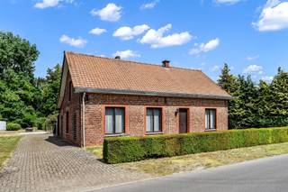 <p><span>Goed onderhouden woning met potentieel op leuke ligging!</span><span> </span></p><p><span> </span></p><p><span>Belangrijkste troeven:</span></p><p><span>- Zeer goed onderhouden</span><span> </span></p><p><span>- Ruime woonkamer</span><span> </span></p><p><span>- Keuken met zicht op de tuin</span><span> </span></p><p><span>- Volledig gelijkvloers wonen mogelijk</span><span> </span></p><p><span>- Vaste trap naar de zolder voor extra uitbreidingsmogelijkheden</span><span> </span></p><p><span>- Enorm potentieel</span><span> </span></p><p><span>- Ruim perceel van 1254m2</span><span> </span></p><p><span>- Leuke, rustige ligging</span><span> </span></p><p><span> </span></p><p><span>Bekijk zeker ook onze grondplannen met de afmetingen. Zo krijgt u van thuis uit al een perfect beeld van wat deze woning te bieden heeft!</span><span> </span></p><p><span>Wenst u meer info of een vrijblijvende bezichtiging, contacteer dan ons kantoor op het nummer 014 39 99 99 en wij helpen u graag verder.</span></p>