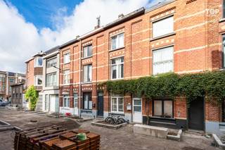 Instapklare woning op toplocatie nabij Dok Noord en het historisch centrum van Gent<br /><br />Welkom in deze instapklare woning, ideaal gelegen op wandelafstand van alle dagelijkse voorzieningen. Zo bevindt Dok Noord zich op slechts twee minuten wandelen en bereik je het historische centrum van Gent in amper tien minuten.<br /><br />Indeling<br /><br />Op het gelijkvloers vind je de inkomhal, een gezellige leefruimte, een ingerichte keuken en een apart toilet. Achteraan beschikt de woning over een koer.<br /><br />Op de eerste verdieping bevindt zich een ruime slaapkamer en een badkamer uitgerust met een lavabo, ligbad en toilet.<br /><br />De zolderverdieping omvat nog twee extra slaapkamers.<br /><br />Toekomstige heraanleg van de straat<br /><br />Momenteel werken Stad Gent en Farys samen aan een project om de Jacob van Maerlantstraat op te waarderen. Het nieuwe ontwerp zet in op een aangenamere leefomgeving met meer ruimte voor groen en ontmoeting, gecombineerd met een rustige verkeersafwikkeling. De straat wordt hiervoor ingericht als woonerf.<br /><br />De huuropzeg werd reeds gegeven, maar de huidige huurder woont momenteel nog in de woning.<br /><br />Interesse in deze woning? Contacteer Top Vastgoed voor meer informatie of een bezoek via 0475 700 700.