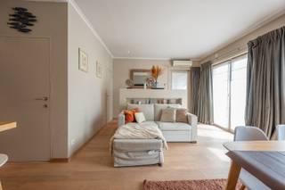 Res. Green Corner<br /><br />Gezellig appartement vlak bij de Lippenslaan met zicht op het groen.<br />Een appartement met veel lichtinval, in de woonkamer ligt een parket vloer, er is een apart toilet, een kitchenette, een badkamer met inloopdouche en lavabo, en een ruime slaapkamer die plaats biedt voor 4 personen. <br />Er zijn zeer veel ingemaakte kasten en het appartement is instapklaar. <br />op -1 is nog een privé kelder aanwezig.<br /><br />Ref: A1001