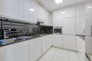 <br />Op een uitstekende ligging in het centrum van Sint-Truiden, aan de Minderbroedersstraat 34, bevindt zich dit aangename en bijzonder ruime appartement op de eerste verdieping.<br /><br />Een absolute blikvanger is de royale leefruimte van maar liefst 56 m², die dankzij haar oppervlakte tal van mogelijkheden biedt voor het creëren van een gezellige zit- en eethoek. Aansluitend bevindt zich de vernieuwde keuken, volledig uitgerust met de nodige toestellen.<br /><br />Het appartement beschikt daarnaast over twee volwaardige slaapkamers en een ruim terras van circa 20 m², een mooie buitenruimte die in het stadscentrum een belangrijke extra troef vormt.<br /><br />Ook op energetisch vlak scoort het appartement goed met een EPC-label B.<br /><br />De ligging combineert het beste van twee werelden: u woont pal in het centrum, op wandelafstand van winkels, horeca, scholen en de Grote Markt, terwijl de Minderbroedersstraat zelf relatief rustig is dankzij het beperkte doorgaande verkeer. Bovendien zijn er in de onmiddellijke omgeving verschillende parkeermogelijkheden, onder andere aan de Minderbroederskerk en de Grote Markt.<br /><br />Interesse? Aarzel niet om ons te contacteren voor een bezoek ter plaatse!