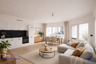 <p><span>Informatie appartement</span></p><p><span>Dit uiterst gezellige appartement op de gelijkvloers van een prachtig Art Deco gebouw, middenin de gezellige Universiteitsbuurt van Antwerpen. U komt binnen in een ruime leefruimte, afgewerkt met een lichtkleurige visgraat vloer. De open keuken, is uitgerust met o.a. een grote ijskast met aparte vriezer, grote oven, inductie kookplaat met dampkap, mat zwarte spoelbak met mat zwarte kraan en veel opbergruimte. Verder is er een ruime slaapkamer van ca. 12m² op visgraat vloer. De badkamer is voorzien van een regendouche, houten lavabomeubel met verlichte spiegel, toilet en een handdoekradiator. Daarnaast is een gemeenschappelijke fietsenstalling en afvallokaal. Het volledige appartementsgebouw (betonnen constructie!) is gerenoveerd en bestaat uit 10 appartementen en een kelder. Aparte meters voor gas en elektriciteit, water is collectief met tussenmeters. De maandelijkse vaste kosten zijn nog niet vastgesteld, deze zullen LAAG zijn gezien er geen lift aanwezig is en wordt geschat op ca. 30 EUR/maand. Door de interessante en RUSTIGE ligging is dit appartement ideaal voor studenten, als opbrengsteigendom of eigen woning! Er zijn verschillende supermarkten, barretjes en restaurants op wandelafstand!</span></p><p><span> </span></p><p><span>Indeling</span></p><ul><li><span>Ongelofelijk lichtrijke leefruimte voorzien van een knappe visgraat vloer, met aansluitend open keuken. </span></li><li><span>Volledig uitgeruste, open keuken voorzien van een ijskast met aparte diepvries, grote oven, inductie kookvuur met dampkap en spoelbak met kraan in mat zwarte uitvoering.</span></li><li><span>De badkamer, in mat zwarte uitvoering, is voorzien van een ruime regendouche met handdouche, lavabomeubel met verlichte spiegel, handdoekradiator en een hangtoilet.</span></li><li><span>Ruime slaapkamer ca. 12m².</span></li><li><span>In de kelder is er een privatieve berging inbegrepen in de aankoopprijs.</span></li></ul><p><span> </span></p><p><span>Renovatiewerken</span></p><ul><li><span>Nieuwe keuken en badkamer;</span></li><li><span>Vernieuwde elektrische en sanitaire installaties;</span></li><li><span>Bezetten en schilderen muren;</span></li><li><span>Plaatsing nieuwe vloeren;</span></li></ul><p><span> </span></p><p><span>Extra's</span></p><ul><li><span>Aandeel basisakte ten bedrage van 850 euro t.l.v. de koper.</span></li></ul><p><span> </span></p><p><span>Algemene informatie</span></p><ul><li><span>Algemene kosten: nog niet vastgesteld - door eigenaars te regelen. Geschat op 30 euro/maand + afrekening water via tussenmeters.</span></li><li><span>Privatieve meter voor elektriciteit en gas. </span></li><li><span>Collectieve meter voor water met tussenmeters.</span></li></ul><p><span> </span></p><ul><li><span>EPC: label B (geen renovatieplicht)!</span></li><li><span>Asbestattest: Veilig.</span></li><li><span>Elektrische keuring: in aanvraag.</span></li></ul><p><span> </span></p><p><span>Gebouw</span></p><ul><li><span>Het appartementsgebouw is een betonnen constructie bestaande uit een kelder, gelijkvloers en 4 verdiepingen met telkens 2 appartementen.</span></li><li><span>Dak geïsoleerd conform norm 2050!</span></li><li><span>Geen lift aanwezig.</span></li><li><span>Parlofoon aanwezig.</span></li></ul><p><span> </span></p><p><span>Ligging</span></p><ul><li><span>Uiterst gunstige ligging in de Universiteitsbuurt in centrum Antwerpen.</span></li><li><span>Verschillende universiteiten en hoge scholen op wandel- en fietsafstand.</span></li><li><span>Toffe winkeltjes, gezellige barretjes, restaurants en supermarkten op wandelafstand!</span></li><li><span>MOBISCORE: 9,3/10!</span></li></ul><p><span> </span></p><p><span>* De informatie in deze prospect is ter informatieve titel: de kandidaat-kopers moeten hun eigen zaak maken van het verkrijgen, controleren en interpreteren van deze informatie.</span></p>