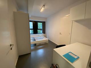 Info en bezichtigingen: 02 315 51 71
We Invest heeft het genoegen u exclusief deze charmante studentenkamer van 19 m² te presenteren, uitgerust met een tweepersoonsbed. De kamer heeft een aangename woonruimte en een eigen doucheruimte met toilet en wordt volledig gemeubileerd verkocht. De bewoners kunnen gebruikmaken van hoogwaardige gemeenschappelijke ruimtes: een volledig uitgeruste keuken, een wasruimte en een fietsenstalling. De kamer is momenteel verhuurd en biedt de investeerder onmiddellijk inkomen. Deze kans is ideaal gelegen op een steenworp afstand van de Europese wijk en combineert comfort, een sterke vraag naar huurwoningen en een uitstekend rendement. Ontdek deze kans nu!