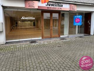 Handelspand met een oppervlakte van 420 m² gelegen in de Sint-Truiderstraat op enkele passen van de Grote Markt.Het pand heeft een gevelbreedte van...
