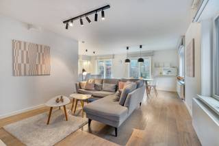 Située au centre de Sint-Idesbald, dans une rue latérale de la Strandlaan, nous trouvons cette spacieuse villa avec 2 entités à vendre. Les deux...