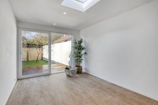 Deze charmante gevel vind je terug in het bruisende centrum van Oostakker. De woning ligt op wandelafstand van winkels, restaurants, scholen, ... . Met zijn frisse afwerking, moderne materialen en doordachte indeling voelt dit direct als een thuis. Perfect voor gezinnen, koppels of iedereen die op zoek is naar een sfeervolle, energiezuinige woning zonder renovatiestress.De ruime leefkeuken, volledig vernieuwd en uitgerust, vloeit naadloos over in de lichte living en gezellige eethoek – dé plek waar koken, ontspannen en samen genieten centraal staan.Verder biedt de woning 3 slaapkamers waarvan 1 op de gelijkvloers die dus eveneens kan dienen als bureau, speelruimte, ... . De woning geniet van een gezellige voor- en achtertuin telkens voorzien van een ruim terras. Door de oostelijke en westelijke oriëntatie geniet je de hele dag door van de zon. Indeling: Gelijkvloerse verdieping: Leefruimte met open keuken, eerste slaapkamer of bureau, badkamer, afzonderlijk toilet Eerste verdieping: 2 slaapkamers, technische ruimte/berging Troeven: - Volledig vernieuwd pand- Gunstige ligging- Aangenaam perceelDe eigendom wordt aangeboden via de Pre-sale formule. Op 20/12/2025 tussen 10:00 en 12:00 kan u de woning op afspraak komen bezichtigen en een bod uitbrengen. De vermelde prijs is een instelprijs. Voor meer info, gelieve contact op te nemen met de dossierverantwoordelijke.