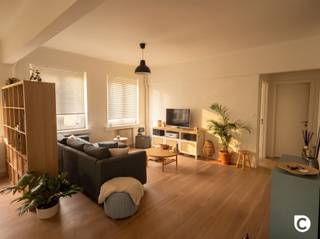 <p><span>Prachtig hoekappartement met 2 slaapkamers, terras en kelder op toplocatie!</span></p><p><span>Dit appartement heeft een zeer aangename en centrale ligging met diverse scholen, winkels, parken en sportfaciliteiten op wandelafstand. Ook het openbaar vervoer en de belangrijke invalswegen zijn makkelijk bereikbaar. </span></p><p><span>Het is gelegen op de eerste verdieping van een kleinschalig gebouw en geniet volgende indeling:</span></p><p><span> </span></p><p><span>Inkomhal &amp; toilet</span></p><p><span>U betreedt het appartement via de inkomhal die voorzien is van een veiligheidsdeur, parlofoon en ingemaakte vestiairekasten. </span></p><p><span>Ook het aparte toilet is hier ondergebracht, inclusief inbouwspots en natuurlijke ventilatie.</span></p><p><span> </span></p><p><span>Leefruimte &amp; keuken</span></p><p><span>De leefruimte op parket geniet van veel natuurlijke lichtinval dankzij de vele raampartijen en de hoekligging. In de leefruimte is er nog een extra opbergruimte voorzien waar er plaats is voor een wasmachine.</span></p><p><span>De keuken op keramische tegelvloer is uitgerust met een oven, koelkast, vriezer, elektrisch kookvuur, dampkap en afwasmachine. De elektrische toestellen zijn van het merk Smeg.</span></p><p><span> </span></p><p><span>Slaapkamers en badkamer </span></p><p><span>De ruime slaapkamers (13m² &amp; 14m²), eveneens op parketvloer, genieten van natuurlijk licht en beschikken beiden over een TV aansluiting. De tweede slaapkamer biedt toegang tot het overdekte terras via een schuifraam.</span></p><p><span>De badkamer is uitgerust met een inloopdouche, dubbele lavabo met spiegelkast en een mechanische ventilatie. Net zoals in de slaapkamers zijn inbouwspots reeds voorzien. </span></p><p><span> </span></p><p><span>Terras, kelder &amp; fietsenstalling</span></p><p><span>Het overdekte terras geniet veel privacy en omvat een lichtpunt en ook een extra bergruimte.</span></p><p><span>Bij het appartement behoort een praktische, droge en privatieve kelder. Bovendien is er ook een gemeenschappelijke fietsenberging voorzien die makkelijk bereikbaar is via de straatkant. </span></p><p><span> </span></p><p><span>Huurprijs, kosten &amp; beschikbaarheid</span></p><p><span>Huurprijs: €1025/maand</span></p><p><span>Provisiekosten €150/maand (provisie CV en water + onderhoud gemeenschap). </span></p><p><span>Beschikbaar: 01/12/2026</span></p><p><span> </span></p><p><span>Extra troeven</span></p><p><span>- Vliegenramen aanwezig</span></p><p><span>- Gemeenschappelijke fietsenberging</span></p><p><span>- Mobiscore 9,4/1</span></p><p><span> </span></p>