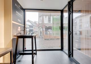 Wenst u zo spoedig mogelijk een bezoek te brengen aan dit handelspand? <br /><br />Contacteer onze verhuurexpert via de knop ‘Maak een afspraak’ op onze website (www.immofrancois.be) of kom eens langs in een van onze nabijgelegen kantoren.<br /><br />Uitermate gunstig gelegen handelspand in het centrum van Tielt.<br /><br />Het handelspand gelegen in de Hoogstraat is als volgt ingedeeld:<br /><br />Gelijkvloers:<br /><br />- 48m² aan handelsruimte<br /><br />- Toilet<br /><br />- Binnenplaats<br /><br />Bent u geïnteresseerd in dit handelspand in het centrum van Tielt? <br /><br />Aarzel dan niet ons te contacteren.<br /><br />