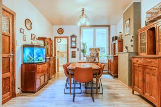 Welkom in de Thomas van Loostraat 28 te Oostende.<br /><br />Deze op te frissen beletage-woning vind je in de rustige Vuurtorenwijk, in de buurt van de Spuikom en op amper 15 minuten wandelen van het Oosterstrand.<br />In deze leuke, volkse buurt is het rustig wonen, weg van het toerisme, maar toch nog in de nabijheid van de kust.<br /><br />Dit <strong>voormalige handelsgebouw</strong> wordt al jaren gebruikt als gezinswoning, maar kan zo terug omgetoverd worden tot winkel of kantoor.<br />We betreden het gebouw langs een gemeenschappelijke <strong>inkom</strong>, waar je het handelsgedeelte perfect kan afscheiden van de privé woning.<br />Op het gelijkvloers vinden we een <strong>multifunctionele ruimte.</strong> Deze wordt nu als <strong>hobbyruimte</strong> en <strong>opslagplaats</strong> gebruikt. Wordt dit jouw fitnesskamer of het thuiswerk kantoor?<br />Je vindt hier ook de CV ketel. Achteraan het gebouw is nog een kleine koer met de mogelijkheid een <strong>toilet</strong> te installeren.<br />In de <strong>traphal</strong> is plaats om een vestiaire te voorzien. Je hebt hier ook de toegang tot de <strong>kelder</strong>. Het grootste deel van de het gebouw is onderkelderd.<br /><br />Op de overloop op de eerste verdieping vinden we meteen het <strong>gastentoilet</strong>.<br />De ruime <strong>woonkamer</strong> heeft een <strong>eetplaats</strong> en een <strong>salon</strong>. Vooraan de woning vinden we ook een <strong>bureau</strong> ruimte. Deze kan perfect gebruikt worden als extra slaapkamer.<br />Achteraan het gebouw is de keuken. Deze werd in 2020 vernieuwd. Via het terras krijg je extra veel licht binnen.<br /><br />Op de tweede verdieping vind je <strong>3 ruime slaapkamers</strong>. <br />Verder vind je hier ook een <strong>apart toilet</strong> en de <strong>badkamer</strong> met ligbad en douche. Een klein <strong>balkon</strong> geeft hier ook extra licht.<br /><br /><strong>Technisch:</strong><br />- EPC: 229 kWh/m2jaar, label C<br />- GEEN Renovatieverplichting<br />- G-&P-score: C & C<br />- Vg, Wg, Gmo, Gvv, Gvkr<br /><br /><strong>In de buurt:</strong><br />- Basisscholen: 200m.<br />- Bushalte op 180 m.<br />- Spuikom op 250 m.<br />- Tram op 600m.<br />- Supermarkt op 700m.<br />- Strand op 1,5 Km.<br />- Station op 3 Km.<br /><br /><br />Weet jij wel raad met de extra ruimte en schrikt een beetje werk je niet af? Kom dan snel deze leuke woning ontdekken.