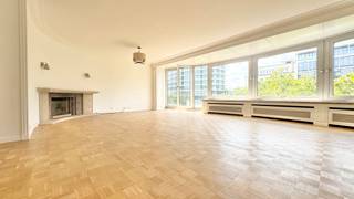 Dit ruime en lichtrijk appartement van 185 m², op de 5e verdieping, ligt aan de prestigieuze Louizalaan en biedt een uitzonderlijke woonomgeving...