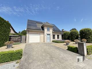 <p><span>Deze charmante gezinswoning in Paal beschikt over drie slaapkamers, een aangename tuin met zwemvijver en speeltuig en biedt alles wat een gezin nodig heeft om comfortabel te wonen. Met een bewoonbare oppervlakte van 144 m² combineert deze woning ruimte, functionaliteit en een warme, huiselijke sfeer.</span></p><p><span>Dit is een plek waar u zich meteen thuis zult voelen, waar mooie herinneringen worden gemaakt en waar hedendaags wooncomfort centraal staat. De ideale woning voor gezinnen die op zoek zijn naar rust, kwaliteit en een aangename leefomgeving.</span></p><p><span> </span></p><p><span>Deze woning heeft volgende troeven:</span></p><p><span>+ Rustig gelegen maar toch vlakbij winkels/scholen/openbaar vervoer<br />+ Ruime en lichtrijke leefruimte<br />+ Volledig geïnstalleerde keuken<br />+ Veel licht<br />+ Drie slaapkamers<br />+ Badkamer met douche, bad en lavabo<br />+ Twee aparte toiletten<br />+ Afgesloten tuin met zwemvijver en speeltuig<br />+ Inpandige garage (voorkant)</span></p><p><span> </span></p><p><span>De huurprijs bedraagt 1.720,- € per maand</span></p><p><span>BEZOEKEN, DAT KAN!</span></p><p><span>Vul de kandidaatstelling in op www.immodiest.be (onder te huur -> Wilbroek 34 te Paal> Oranje knop 'Vraag uw bezoek aan').</span></p><p><span>Van zodra wij deze informatie ontvangen hebben, nemen wij contact met u op.</span></p><p><span>Vraag dan zeker uw bezoek aan op onze website <span>www.immodiest.be/te-huur</span></span><span> via de oranje knop.</span></p><p><span>Van zodra wij uw gegevens hebben ontvangen nemen wij contact met u op.</span></p><p><span> </span></p>