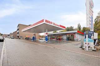 Bent u op zoek naar een stabiele en rendabele investering op een zichtbare en commerciële locatie? Dit commercieel complex, gelegen in het hart...