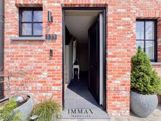 Instapklare pastorie nieuwbouwwoning met hoogwaardige afwerking en zuidoostgerichte tuin in het gegeerde Sint-Kruis!Met een uitzonderlijke EPC-score...