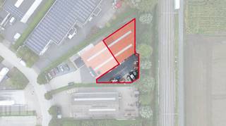 Dit praktisch en veelzijdig <strong>magazijn</strong> is gelegen in de Hanzestraat 22 te <strong>Blankenberge</strong> en beschikt over een totale binnenoppervlakte van +/- 332 m², aangevuld met een ruime <strong>verharde buitenruimte</strong> van +/- 210 m². De combinatie van magazijnruimte en buitenruimte maakt dit pand bijzonder geschikt voor opslag, logistieke activiteiten of ambachtelijke bedrijvigheid.<br /><br />De loods beschikt over een inpandige bureauruimte, toilet, douche en wasruimte met bovenliggende mezzanine. De toegang tot het magazijn gebeurt via een ruime toegangspoort van (5 m B x 4 m H). De aansluitende verharde buitenruimte van +/- 210 m² biedt bijkomende mogelijkheden voor parking, stockage of het stallen van voertuigen en materiaal. Verder zijn er 2 nooduitgangen voorzien.<br /><br /><strong>Strategisch gelegen met een vlotte bereikbaarheid richting Brugge, Zeebrugge en de A11</strong>, vormt dit een interessante locatie voor ondernemers die op zoek zijn naar een functionele bedrijfsruimte met ruime buitenruimte.<br /><br />Contacteer <strong>PANORAMA B2B </strong>voor bijkomende inlichtingen, plannen of een vrijblijvend plaatsbezoek <strong>0479 70 70 73</strong>.