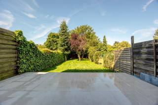 <p><span>Prachtig gerenoveerd gelijkvloers appartement met zonnige tuin. <br />Op zoek naar een instapklare investering in de zuidrand? Zin om nooit meer trappen te doen en te genieten van zomerse BBQ's of gewoon een drankje in de zon? </span></p><p><span>Wij bieden dit leuke gelijkvloers appartment aan waar alles gerenoveerd is. Vloeren, leidingen, elektra,.. <br />Het gebouw werd recent en kwalitatief gerenoveerd zowel esthetisch als energetisch. Geen verrassingen, geen nakende investeringen: U koopt een afgewerkt, energiezuinige unit dat klaar is om te verhuren of bewonen. De energetische renovatie betekent bovendien lagere energiekosten en een toekomstbestendig pand, een argument dat bij huurders én bij een latere doorverkoop almaar zwaarder weegt.</span></p><p><span>Indeling : Inkomhal met berging. Lichte leefruimte met aansluitend een open keuken. Het grote schuifraam nodigt uit om het terras en de tuin te gaan ontdekken. Verder een apart toilet. Een badkamer met inloopdouche en wastafel. Last but not least een ruime slaapkamer. Mooie parketvloeren maken het geheel af. </span></p><p><span>De drie appartementen:</span></p><ul><li><span>Bus 001 €299.000 geraamde huurprijs 1.100/maand</span></li><li><span>Bus 101 €295.000 geraamde huurprijs 1.050/maand</span></li><li><span>Bus 201 €239.000 geraamde huurprijs 875/maand</span></li></ul><p><span> </span></p><p><span><br /></span><span>Het pand wordt tevens aangeboden als één geheel, ideaal voor de investeerder die rendement en gemak combineert. De appartementen zijn ook afzonderlijk te koop aan bovenstaande prijzen. Omdat alles vrij van huurders is, hebt u bovendien alle flexibiliteit: zelf verhuren, één unit zelf betrekken, of later afzonderlijk doorverkopen.<br /><br /><span>george</span><span>@sinjoor.be</span></span><span> of 0472 57 52 95</span></p>