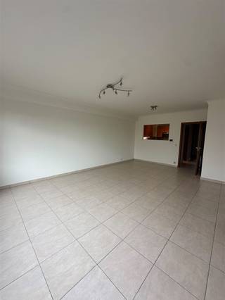 Prachtig en zeer net 1-slaapkamerappartement gelegen aan de Parklaan, met een mooi uitzicht over het Osbroek.Het appartement omvat een inkomhal, een ruime en bijzonder lichtrijke woonkamer, een volledig uitgeruste keuken, een badkamer, een afzonderlijk toilet en één slaapkamer. Daarnaast beschikt het over een privatieve berging en een terras met prachtig uitzicht.Het appartement werd volledig herschilderd en verkeert in bijzonder nette staat. Het gebouw is voorzien van een lift.Zeer gunstig EPC-label B.Onmiddellijk beschikbaar aan € 775 per maand, + € 50 gemeenschappelijke kosten. Water en gas worden via de syndicus afgerekend op basis van een maandelijkse provisie van € 110. Deze wordt eenmaal per jaar gedetailleerd afgerekend.