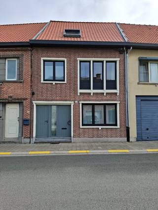 IN OPTIE<br /><br />Instapklare, energiezuinige gezinswoning met 4 slaapkamers ( + 5de kamer die kan dienst doen als kleine slaapkamer, bureau of dressing) en 2 badkamers, gelegen op een perceel van 164 m² met een aangename oostgerichte tuin van circa 90 m².<br /><br />De woning werd pas gerenoveerd met onder meer een vernieuwd dak met sterke isolatie, vernieuwde centrale verwarming, elektriciteit, isolatie, keuken en badkamer, ...<br />Asbestveilig, elektriciteit conform, EPC B<br /><br />Uitstekende ligging nabij het centrum met winkels en scholen dichtbij en daardoor in combinatie met de slaapkamers en bewoonbare oppervlakte ideaal voor gezinnen.<br />Praktische afzonderlijke fietsen-/bergruimte naast de inkom en droge kelder aanwezig.<br />Heel veel parkeergelegendheid om de hoek.<br /><br />VP inclusief alle verlichting, in de slaapkamers en leefruimte dimbaar. ELK SERIEUS BOD WORDT IN OVERWEGING GENOMEN<br /><br />Neem gerust contact op om een plaatsbezoek in te plannen! 0470 85 20 71 <br />GEEN IMMO