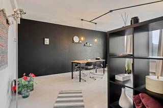 <p>Dit <strong>zeer verzorgde en lichtrijke appartement</strong> van 86 m² is gelegen op de tweede verdieping van een kleinschalig gebouw met slechts vier appartementen. Bij het betreden van het appartement, kom je in de aangename leefruimte die geniet van<strong> veel natuurlijke lichtinval </strong>dankzij de grote raampartijen. Vanuit de leefruimte is er toegang tot de hal die leidt tot de gesloten keuken, die beschikt over een inductiekookplaat, dampkap, oven, vaatwasser en voldoende kastruimte. Verder biedt de keuken toegang tot het terras met<strong> groen zicht en veel privacy</strong>. De badkamer is uitgerust met een wasmeubel met enkele lavabo, wc en ligbad met douchefunctie. Het appartement beschikt over een ruime slaapkamer en een tweede kamer die dienst kan doen als bergruimte, dressing of bureau.</p><p>De aanwezige inrichting en meubels kunnen eventueel mee worden overgenomen.</p><p>Extra: <br />- EPC: 564 kWh/m² (F-label → <strong>renovatieverplichting</strong>!) <br />- Lage algemene kosten (<strong>€ 30 / maand</strong>)<br />- Centrale ligging op wandelafstand van winkels, horeca en openbaar vervoer<br />- Woongebied, Vg, Gmo, Gvv, Gvkr<br />- Niet opgenomen in het maatregelenregister</p><p>Voor meer info ga naar www.coenenvastgoed.be of bel 03/375.82.92</p>